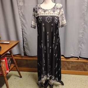 Chic Black and White Maxi Dress